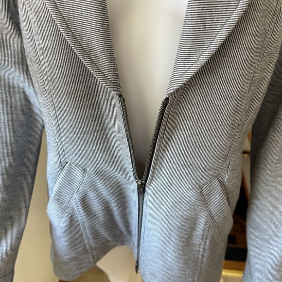 CABI Heather Gray Chic Tailored Fit Dropoff Blazer Women's Size Medium - Picture 5 of 7
